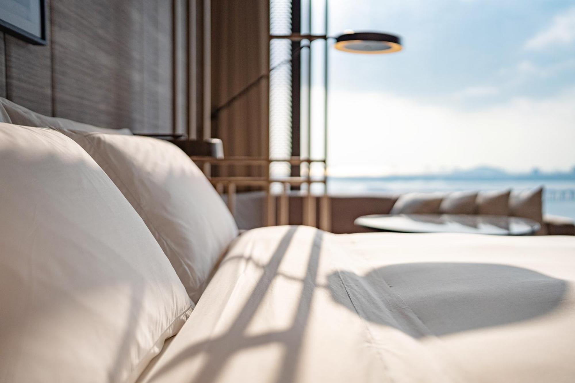 Conrad Shenzhen, The First Art Museum Hotel In Greater Bay Area With The Stunning Bay And Sunset View In The Hotel Terrace Exteriér fotografie